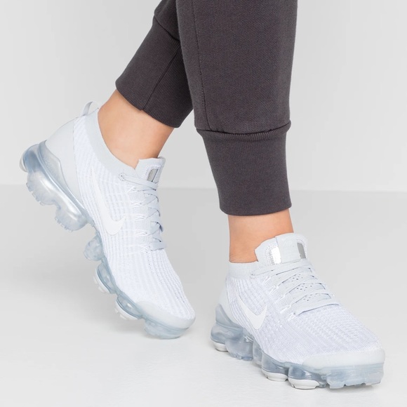 Nike Air VaporMax Flyknit in Platinum - Picture 10 of 10